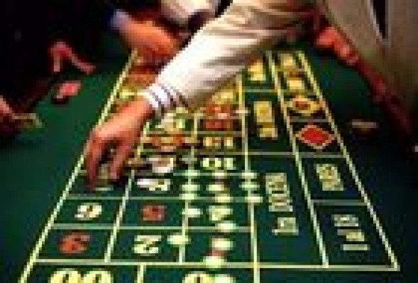 La crisis arrasa con el empleo en casinos y salas de juego de la Comunitat
