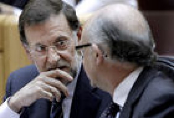Rajoy defiende a Montoro tras la polémica de los salarios: 