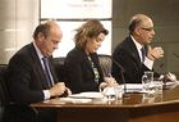 Las CCAA aplicarán ajustes por 8.000 millones de euros en 2014 y 2015