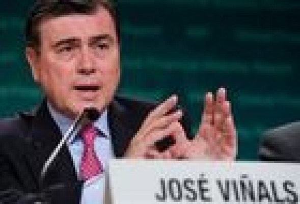 Estudiantes irrumpen en una conferencia de Viñals en Valencia al grito de 'FMI asesino'