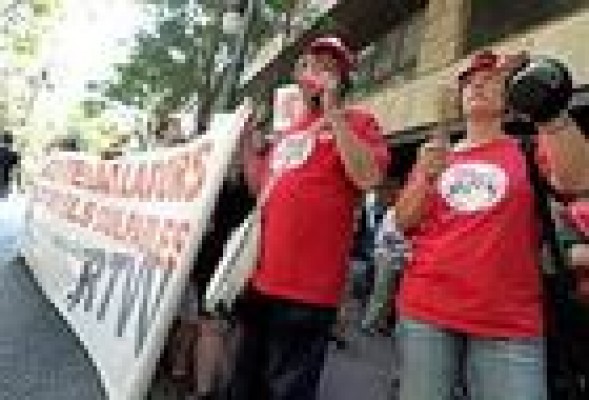 Cerca de un centenar de extrabajadores de RTVV se concentra ante el TSJCV para pedir 