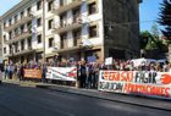 <em>Fagor y Eroski <br />ponen a prueba el mito del cooperativismo de <strong>Mondragón</strong></em>