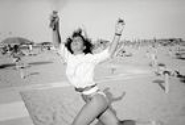 Sol, playa y sensualidad en la exposición de Claude Nori en Valencia