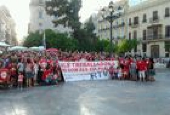 Los trabajadores de RTVV piden la dimisión de Alberto Fabra ante la sede del Consell