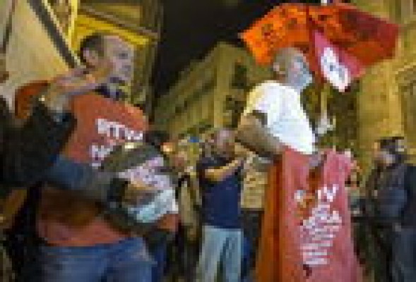 Los 1.000 despedidos quieren volver a RTVV a partir del miércoles