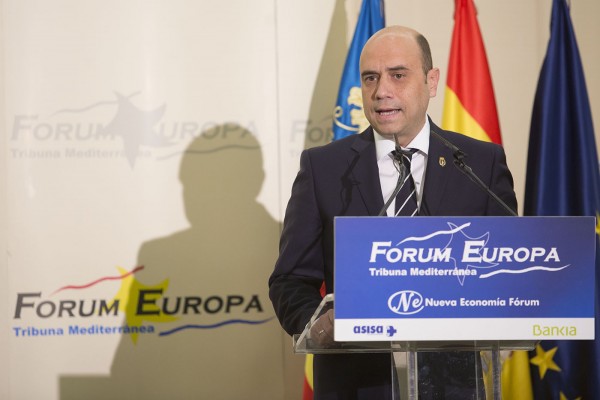 Echávarri arremete contra el Consell por actuar 
