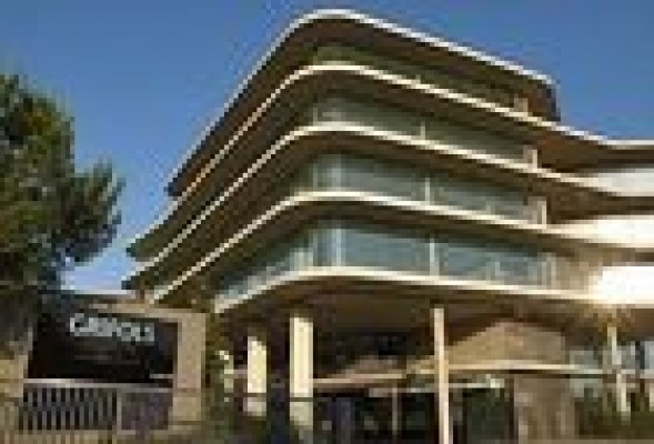 Moody's afila las tijeras en Grifols y varía a negativa su perspectiva