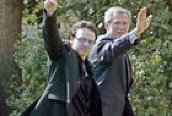 Todos contra Bono: los medios británicos desmontan el mito pacifista del líder de U2