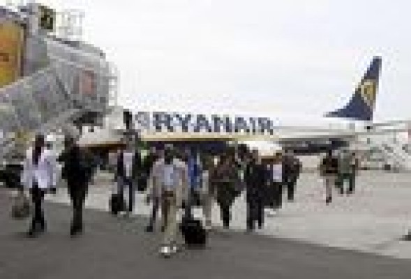 El aeropuerto de Alicante-Elche recibe un 13% más de viajeros 'low cost' hasta octubre y Manises baja un 2,3%