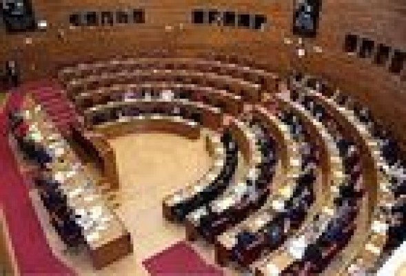 El CJC pide un informe económico más detallado que justifique reducir diputados en Les Corts