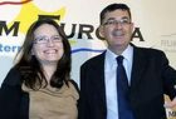 Mònica Oltra pospone su decisión de presentarse a 2014