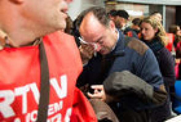 El Consell monta un 'reality show' para cerrar RTVV
