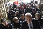 Trabajadores reciben a Fabra al grito de 'dimisión' en un acto en Fundación Bancaja