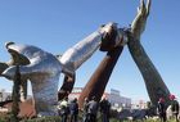 Comienzan los trabajos para levantar la estatua que Ripollés prefería mantener caída
