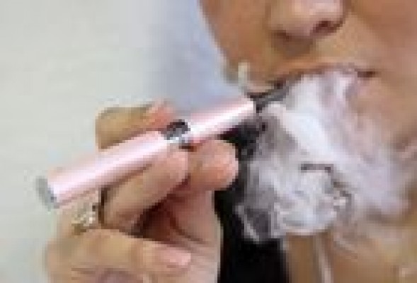 La Generalitat estudia regular el uso del cigarrillo electrónico en colegios, centros sanitarios y residencias