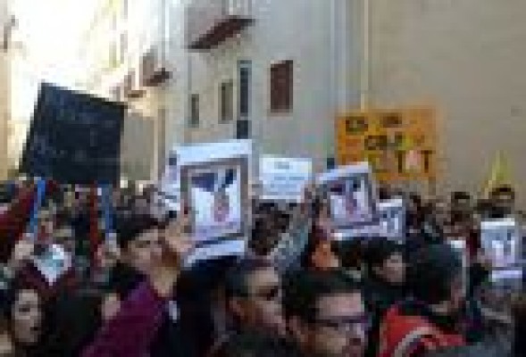 Fabra suaviza el tono en el tercer día de protestas por el cierre de RTVV