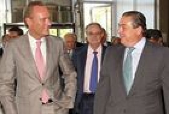 <em>AVE 'perdona' a Fabra y le invita a su cena anual</em>
