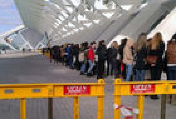 Una cola de mujeres rodea el lago de la Ciudad de las Ciencias en el segundo día de casting de 'Tomorrowland'