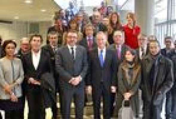 Fabra admite errores y busca la complicidad con los periodistas