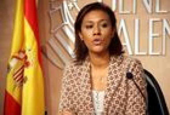 Fabra entrega las competencias de radio y televisión a Lola Johnson