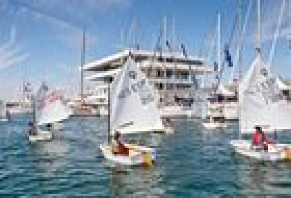 La Marina Real de Valencia congela sus tarifas y se amarra al 'low cost'