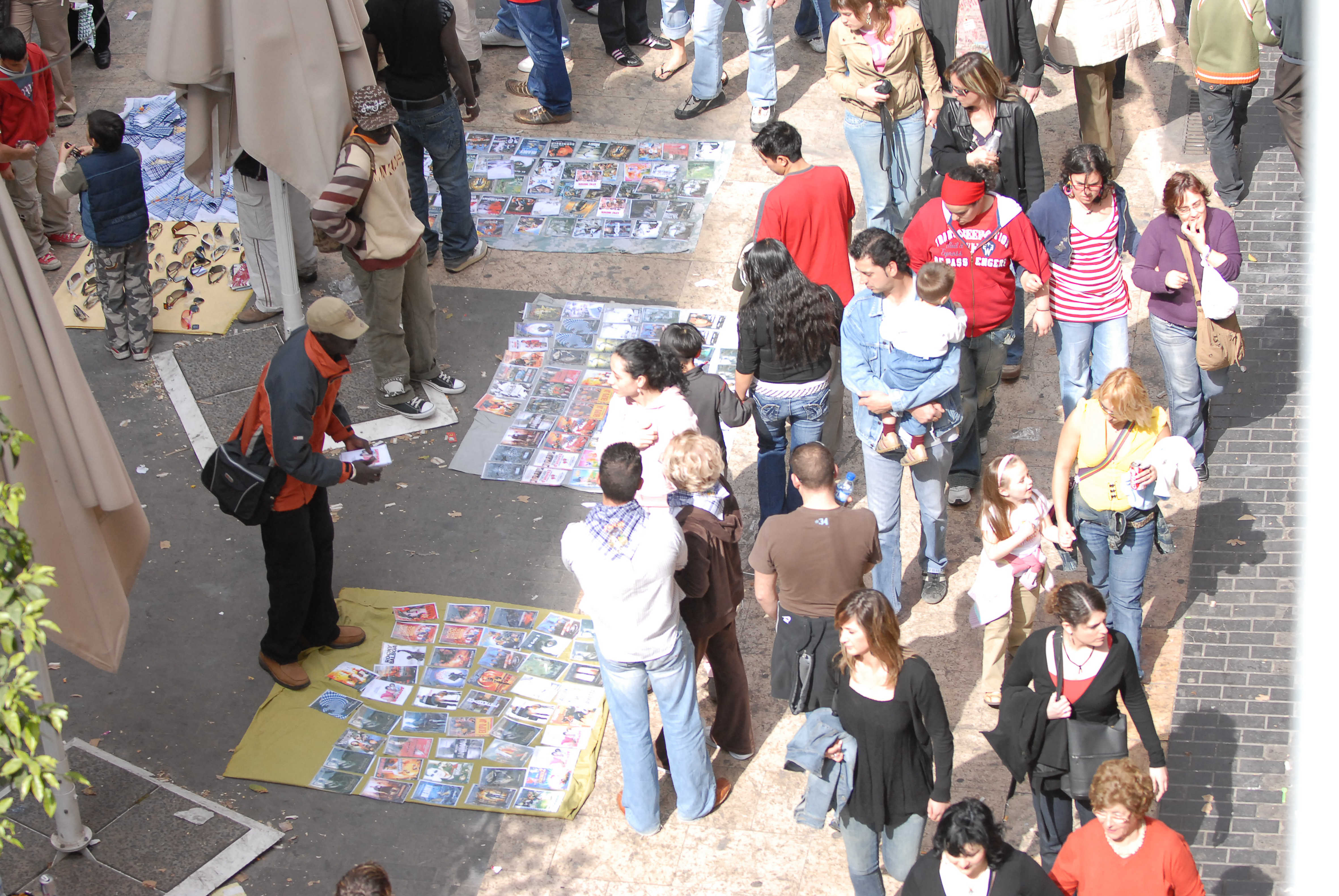 Manteros en una vía peatonal del centro de València. Foto: KIKE TABERNER - 