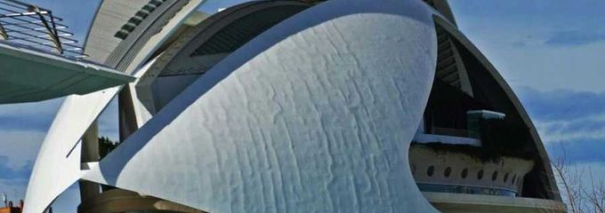 El viento tira el trencadís del Palau de les Arts y obliga a cerrar el coliseo