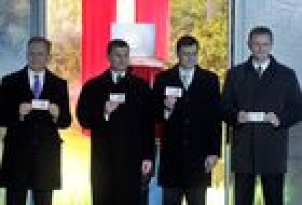 Letonia recibe al euro con la población dividida