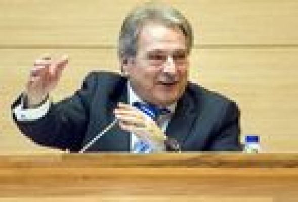 Rus muestra su desacuerdo con la ley del aborto y pide 