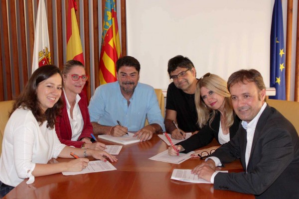 Gobierno y oposición firman un acuerdo político unánime para rechazar los depósitos del Puerto