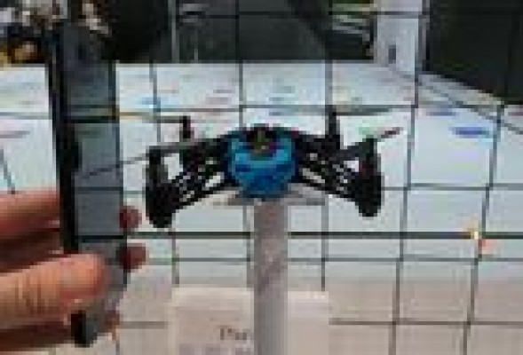 Parrot Jumping Sumo y Mini Drone bailan en el CES 2014