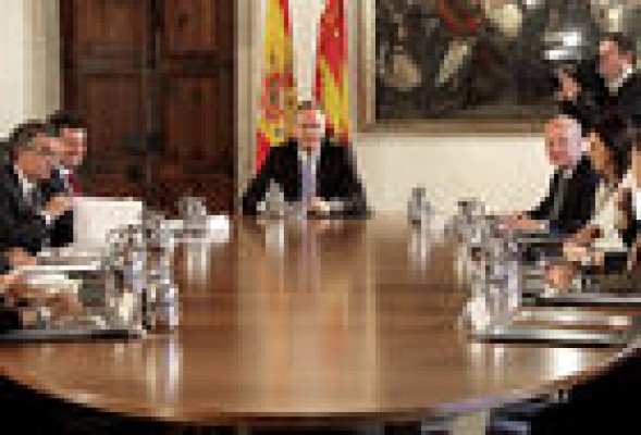 Lola Johnson instaura una reunión paralela al pleno del Consell