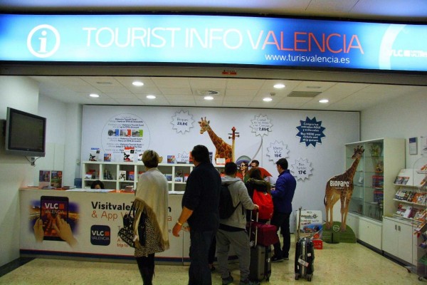 C's denuncia que las oficinas de turismo del Ave y aeropuerto no tienen ningún cartel de fallas 