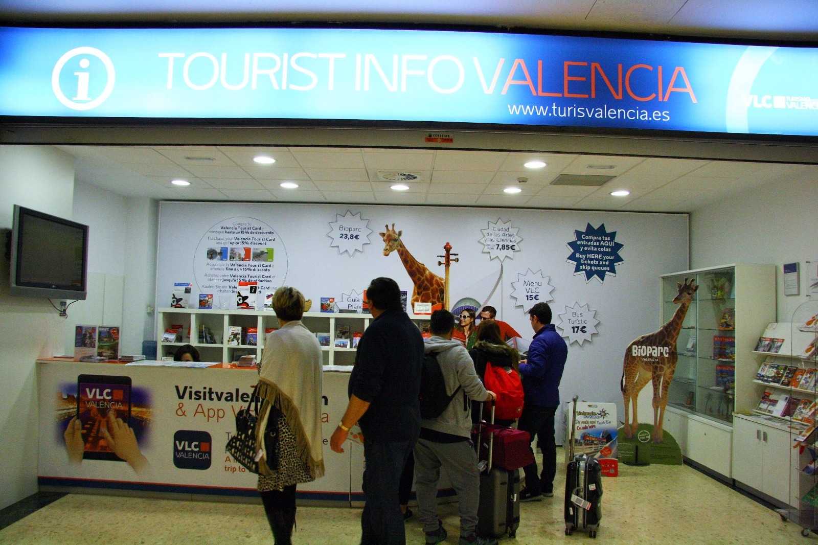 C's denuncia que las oficinas de turismo del Ave y aeropuerto no tienen ningún cartel de fallas 