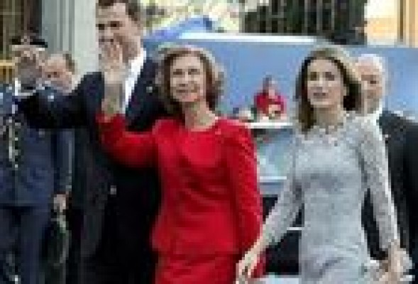 El Rey asigna un sueldo de 131.000 euros a la Reina y de 102.000 euros a la Princesa