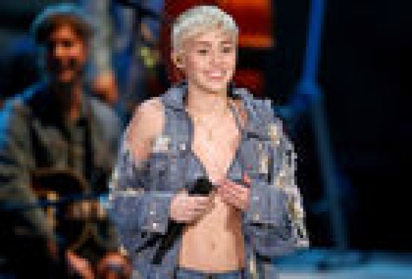 Miley Cyrus versiona también a Arctic Monkeys