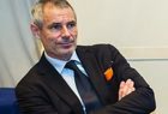 El juez cita como imputados a Izquierdo y García Checa por las preferentes de Bancaja