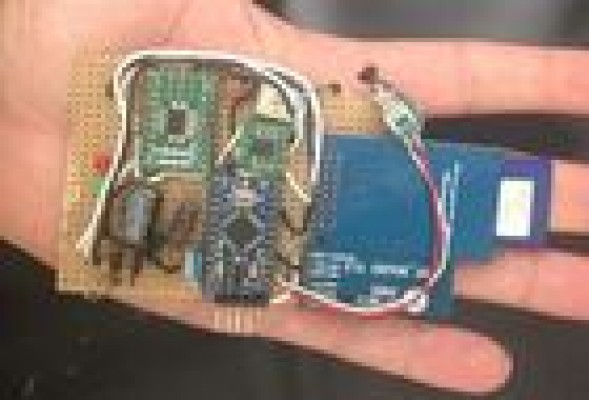 Dos españoles crean un 'gadget' para 'hackear' un coche en cinco minutos