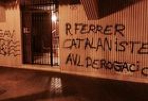 Aparecen pintadas en la casa del presidente de la AVL exigiendo la supresión del ente