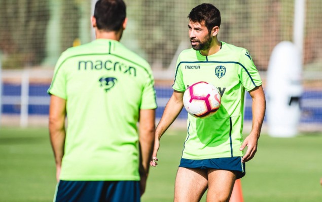 La plantilla del Levante prueba el nuevo césped del Ciutat de València