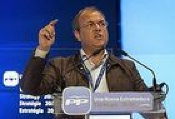 Monago pide a los presidentes del PP no ser tan 