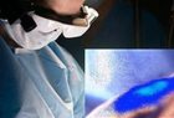 Inventan unas gafas que iluminan las células cancerígenas a los cirujanos