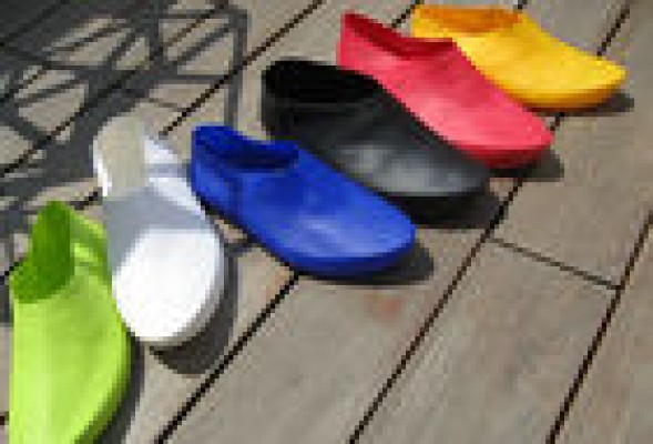 La valenciana 01M-OneMoment firma una alianza con la multinacional Crocs