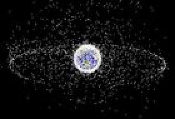 La basura espacial que orbita la Tierra disminuye por primera vez este siglo