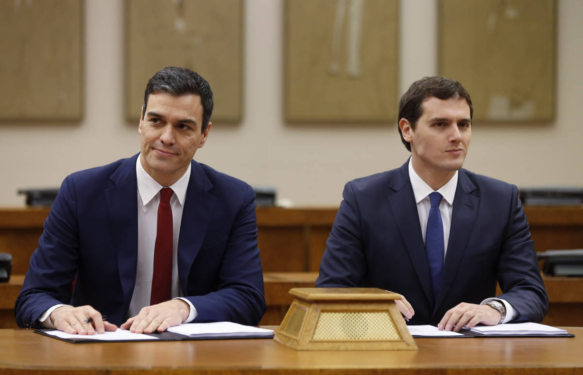 El PSOE, líder en intención de voto y Ciudadanos adelanta al PP como segunda fuerza, según el CIS