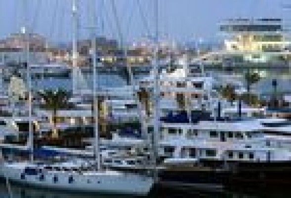La Marina Real saca a licitación el club de playa