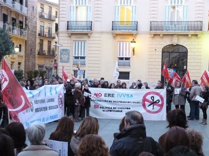 Protesta de trabajadores del IVVSA ante la Generalitat | EP - 