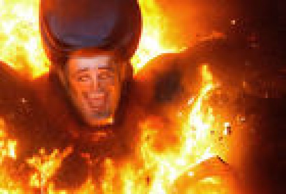 Mil valencianos tratan de esclarecer al mundo por qué quemamos las Fallas