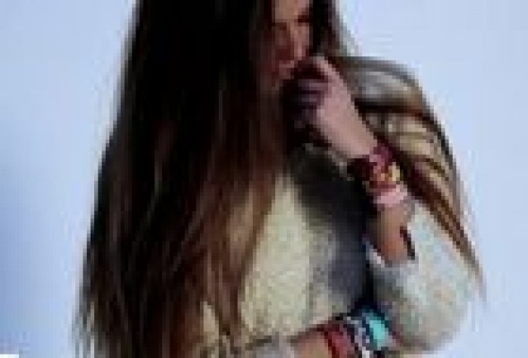 Una firma patenta una pulsera confeccionada con tela de traje de fallera