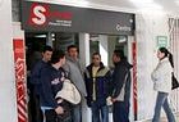 El paro baja en febrero por primera vez desde 2007
